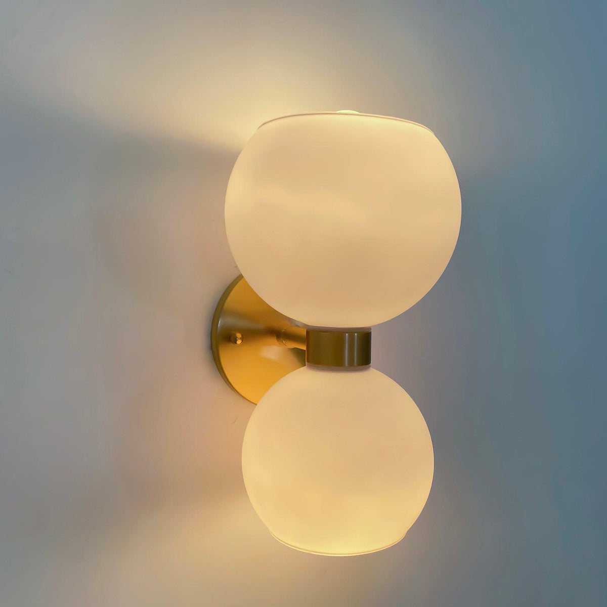 Avynion Moderne wandlamp van glas met Noordse kunst