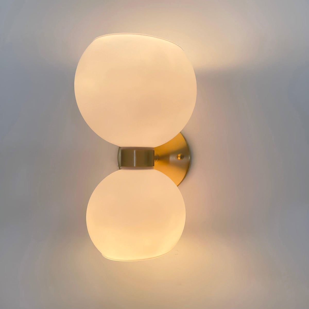 Avynion Moderne wandlamp van glas met Noordse kunst