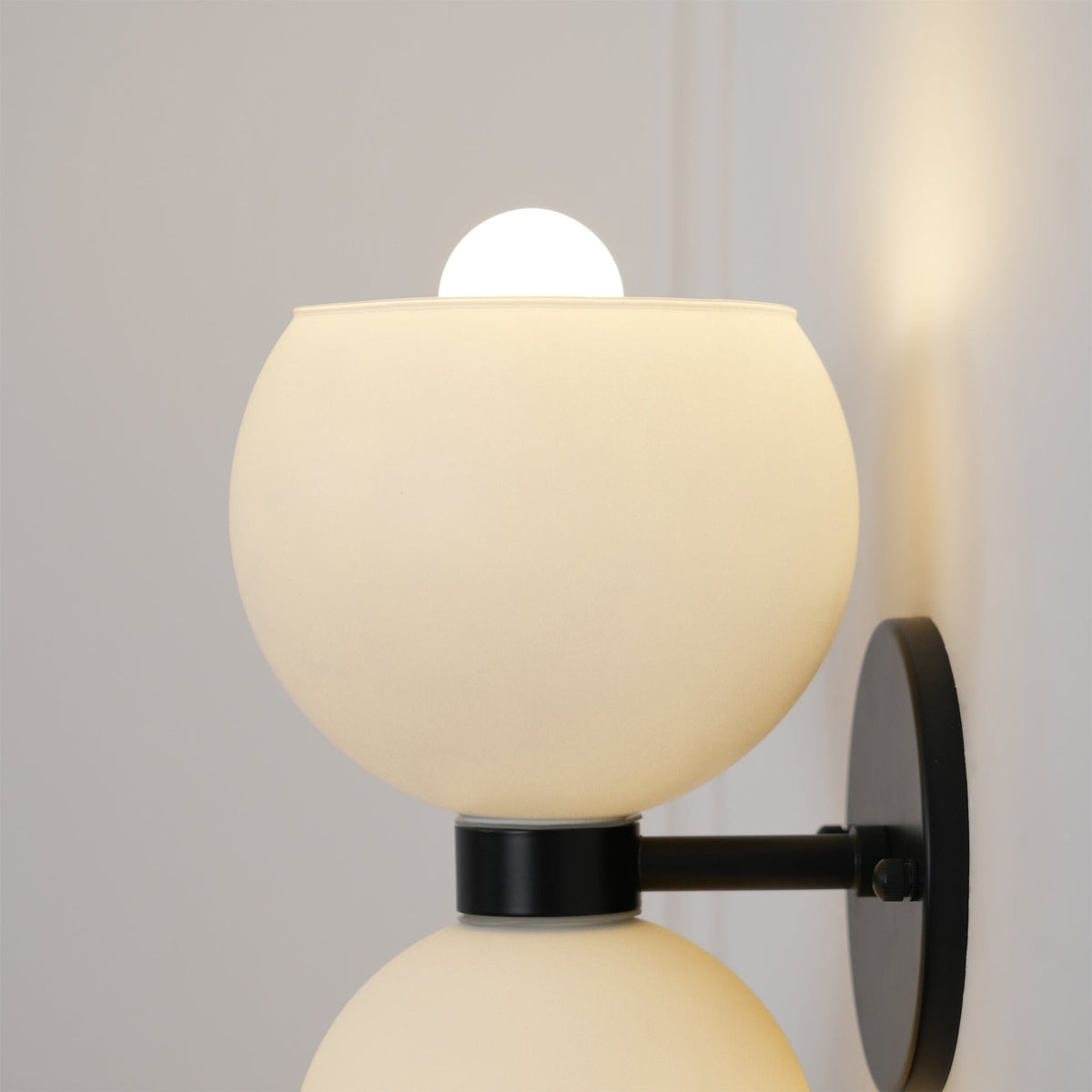Avynion Moderne wandlamp van glas met Noordse kunst