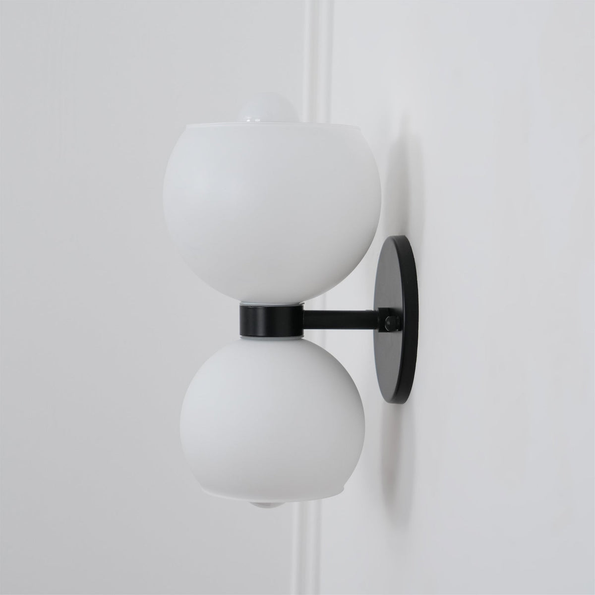 Avynion Moderne wandlamp van glas met Noordse kunst