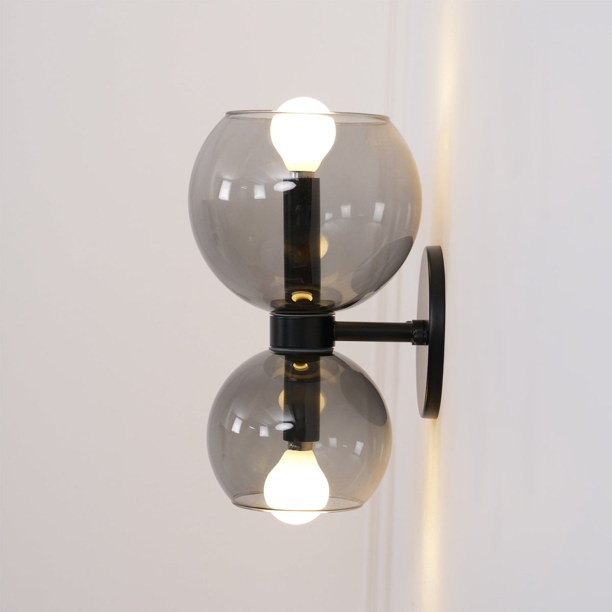 Avynion Moderne wandlamp van glas met Noordse kunst
