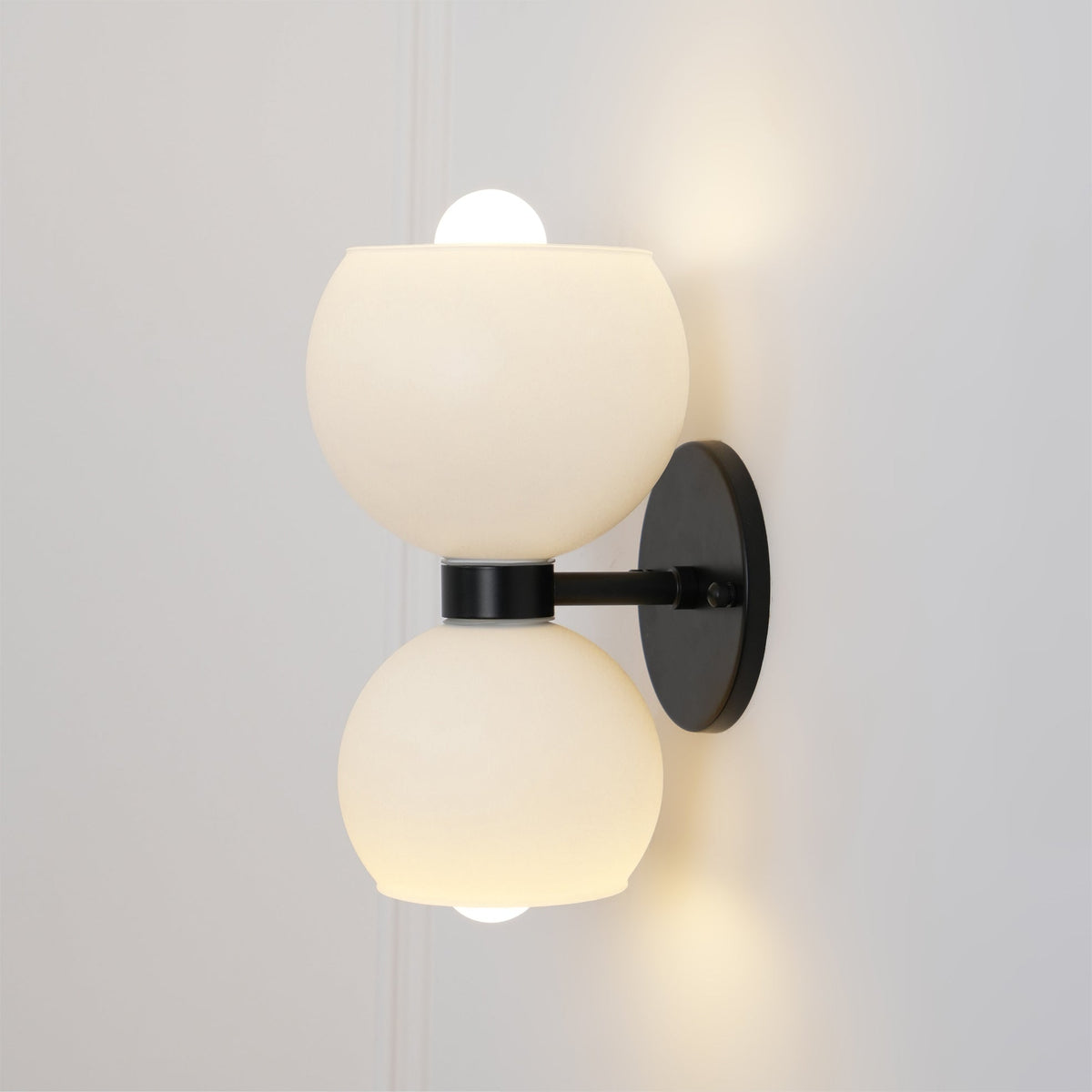 Avynion Moderne wandlamp van glas met Noordse kunst