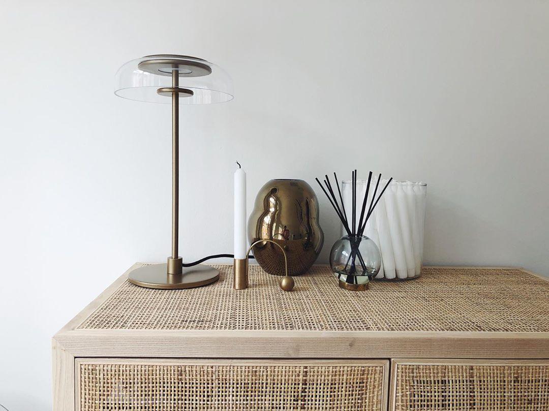 Rinelette tafellamp heldere glazen kap houten voet