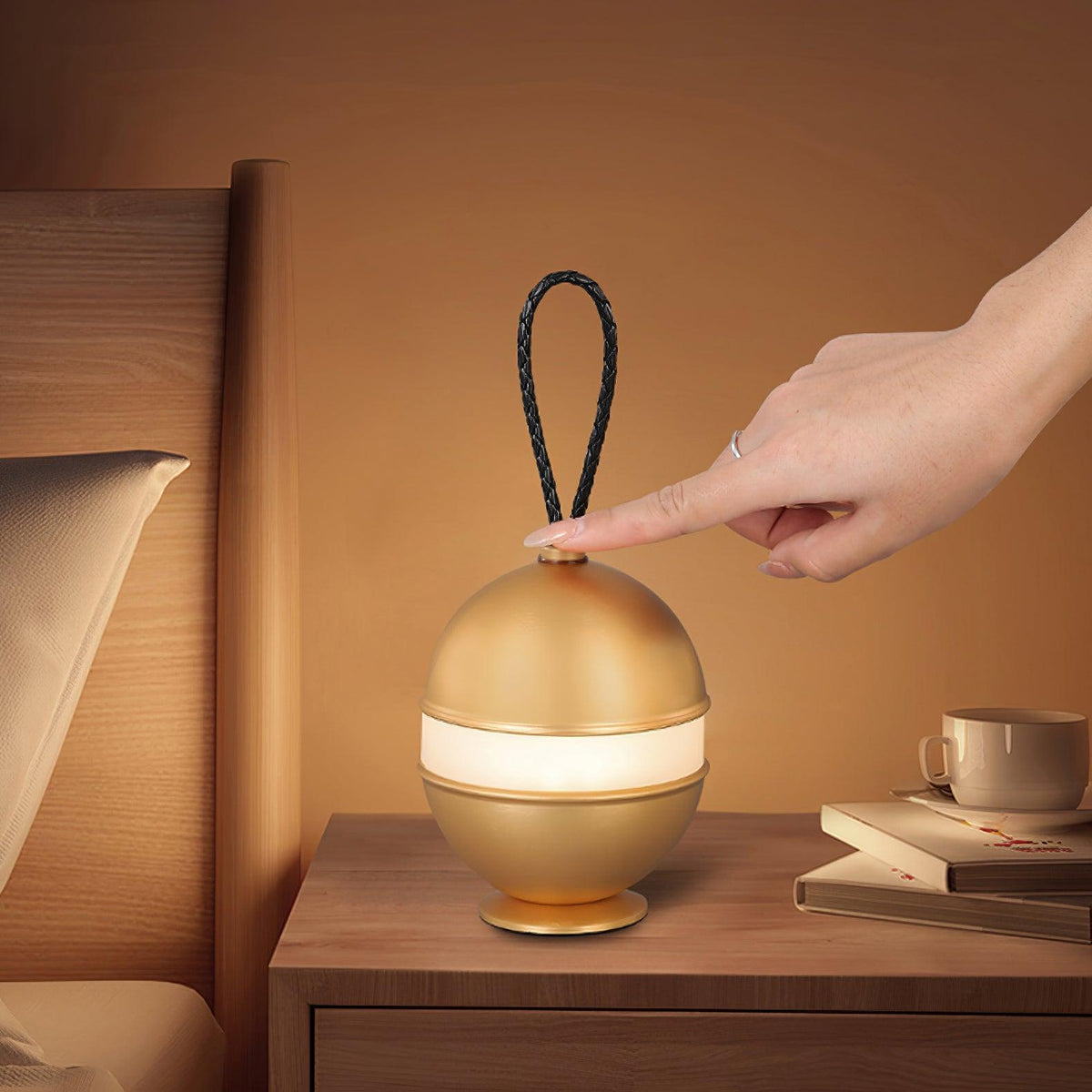 Orbitem tafellamp in geborsteld goud aluminium