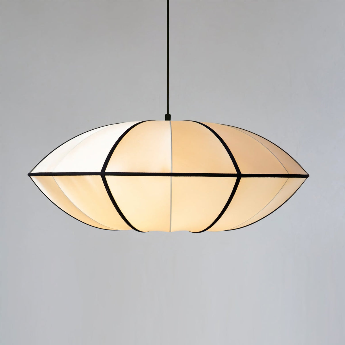 Inez hanglamp van stof met futuristisch ontwerp