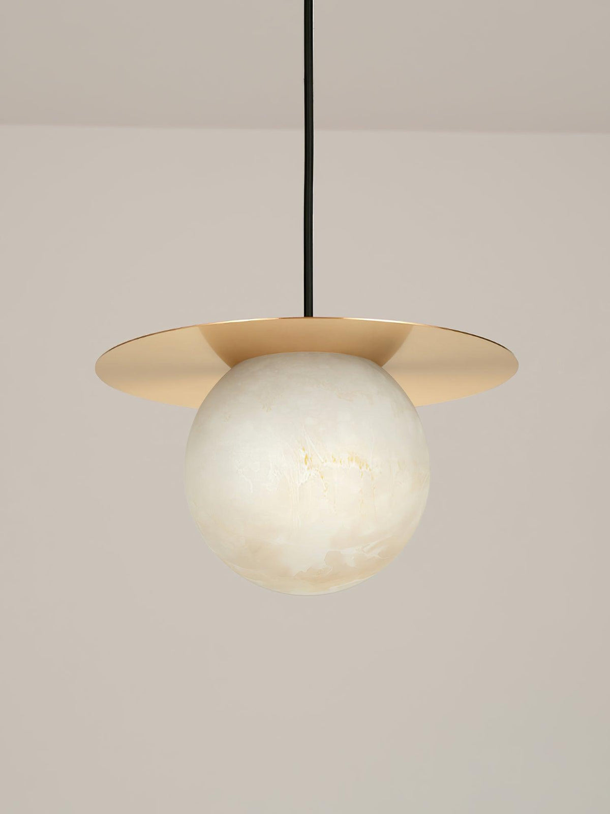 Velar hanglamp met albasten bolvormige kap