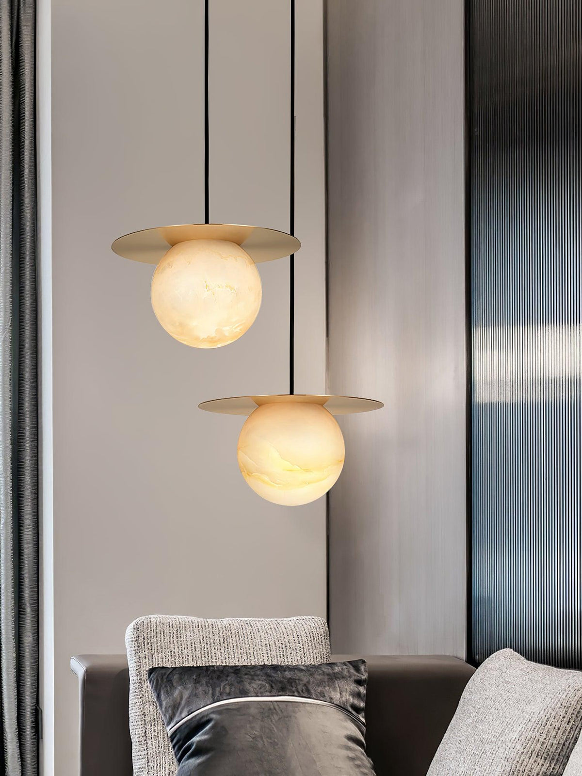 Velar hanglamp met albasten bolvormige kap