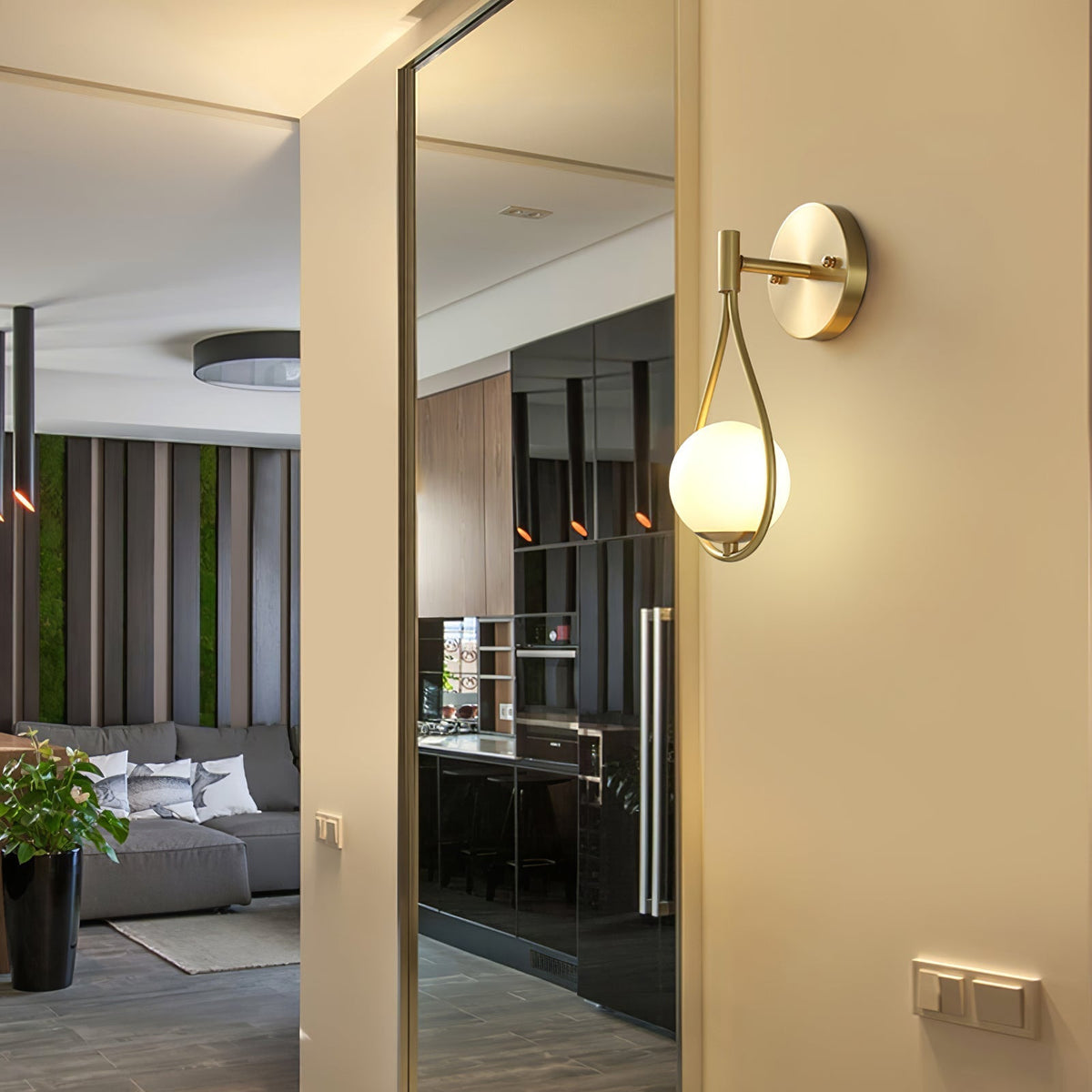 Eiralaya Moderne wandlamp van messing met glas in minimalistisch design