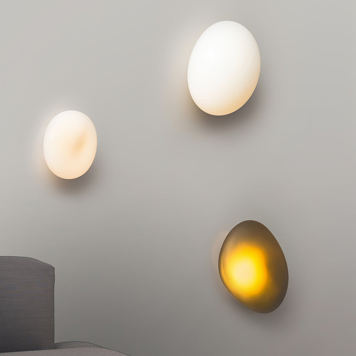Eirinina wandlamp met bolvormig glas