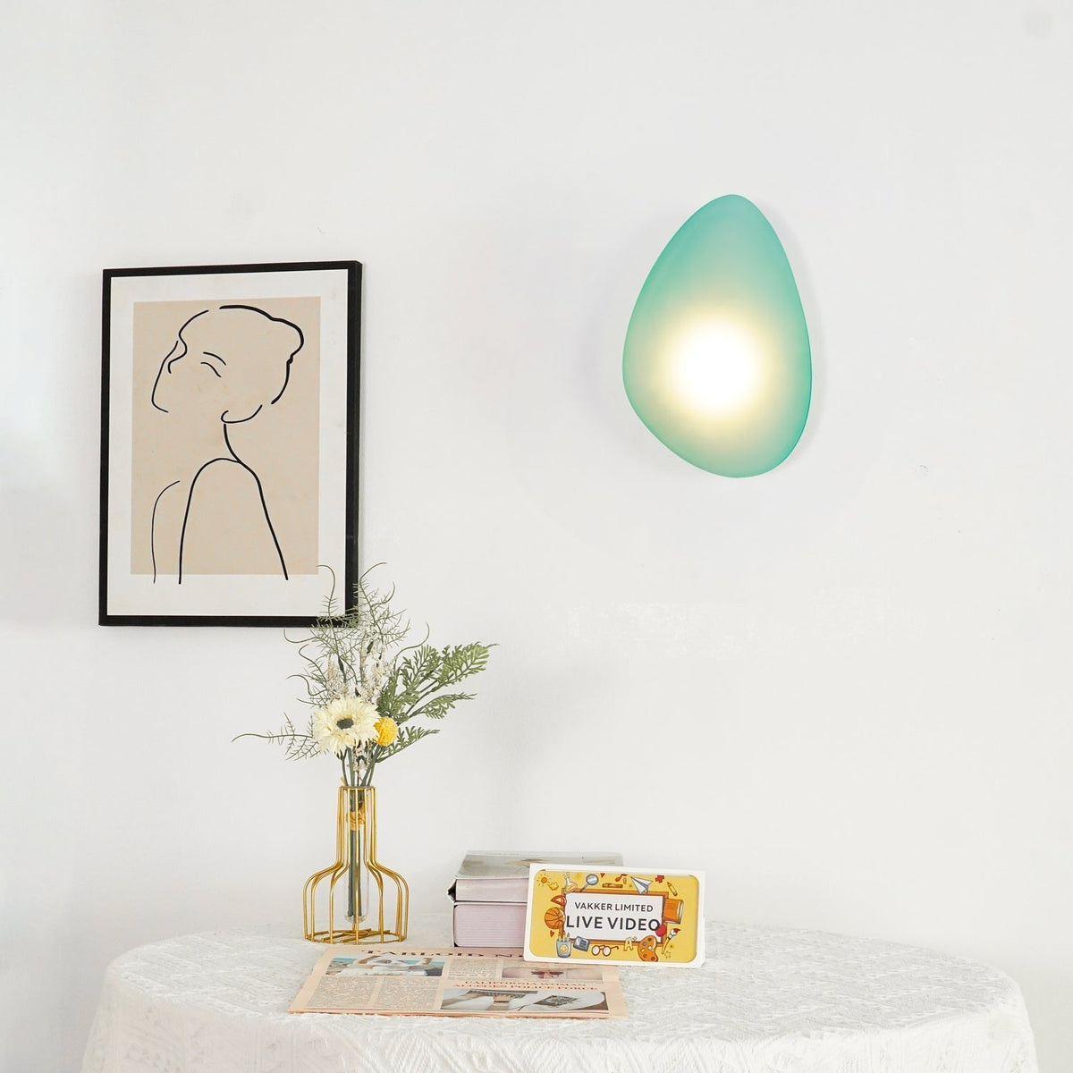 Eirinina wandlamp met bolvormig glas
