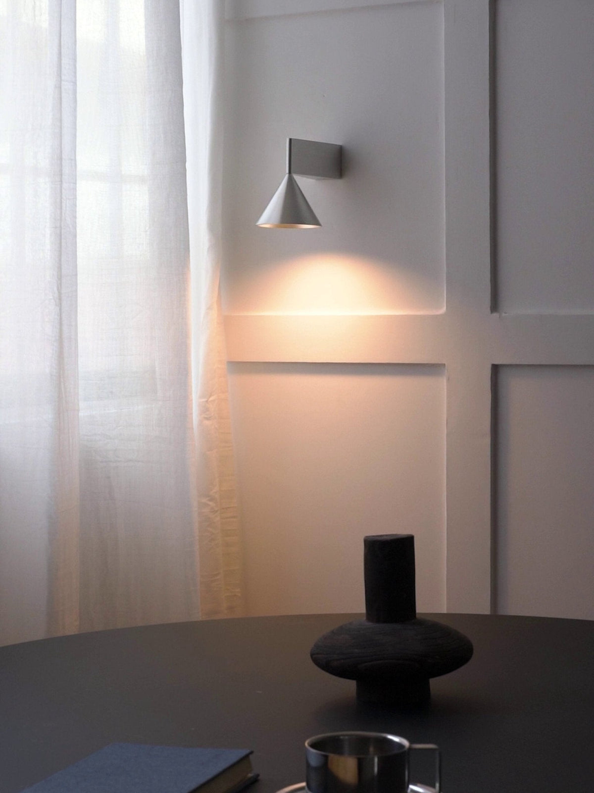 Serevan wandlamp met conische kap in messingafwerking