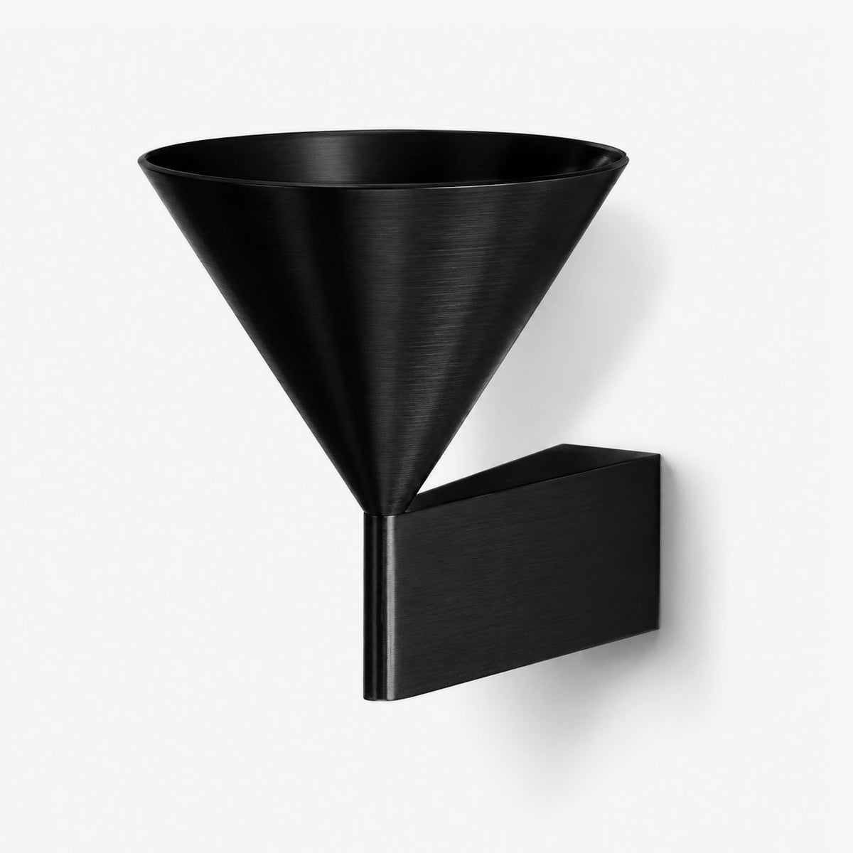 Serevan wandlamp met conische kap in messingafwerking