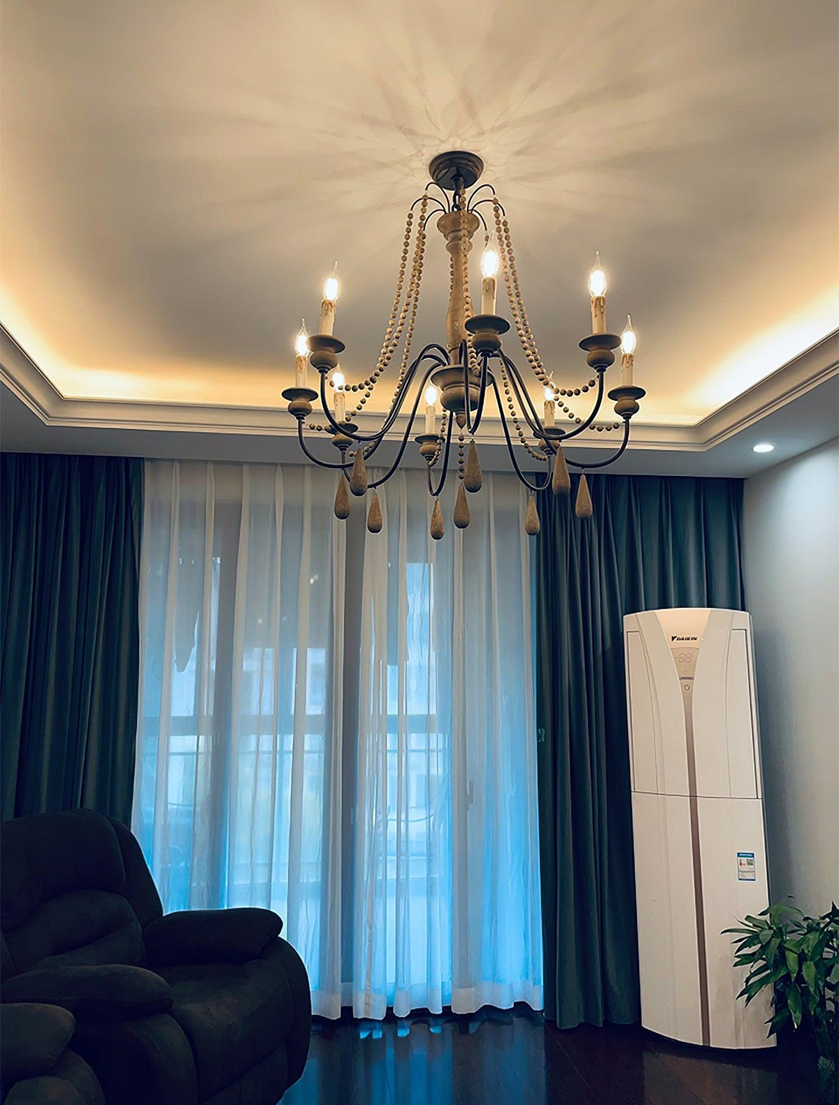 Liorerian Kroonluchter met kaarsvormige lampen, kronkelende armen en houten kralen