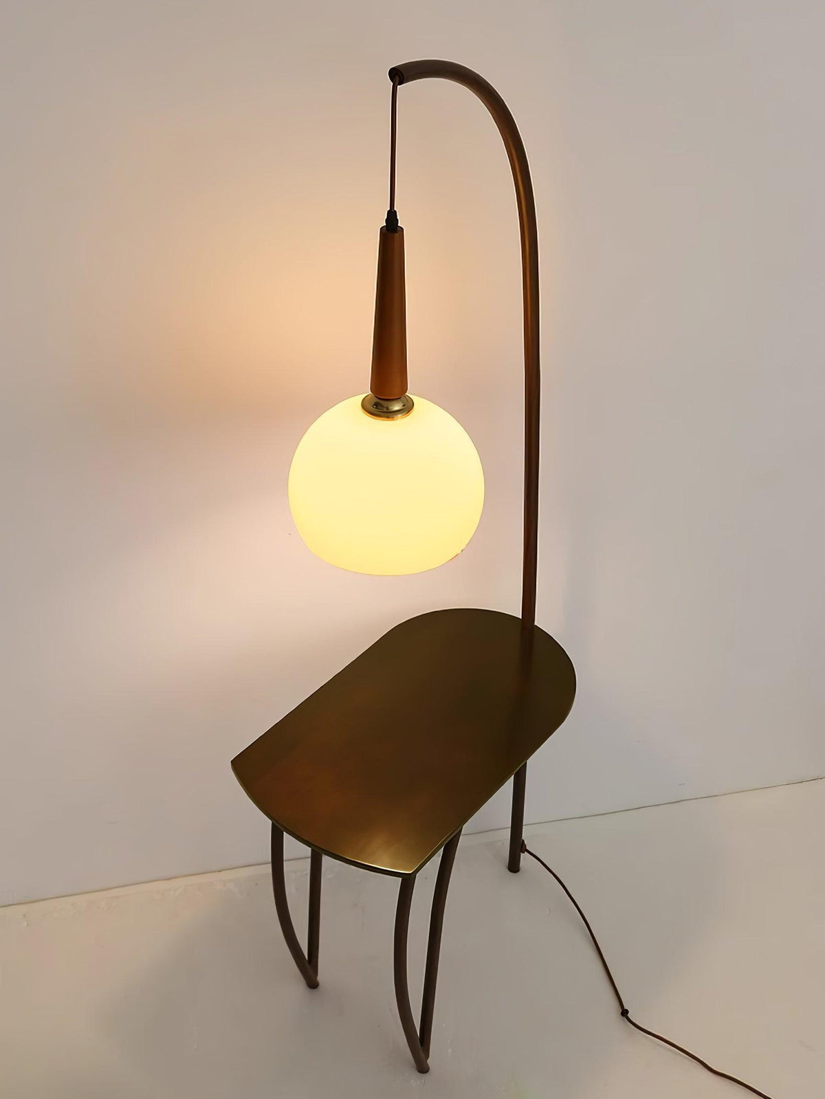 Fior Moderne vloerlamp van walnoothout