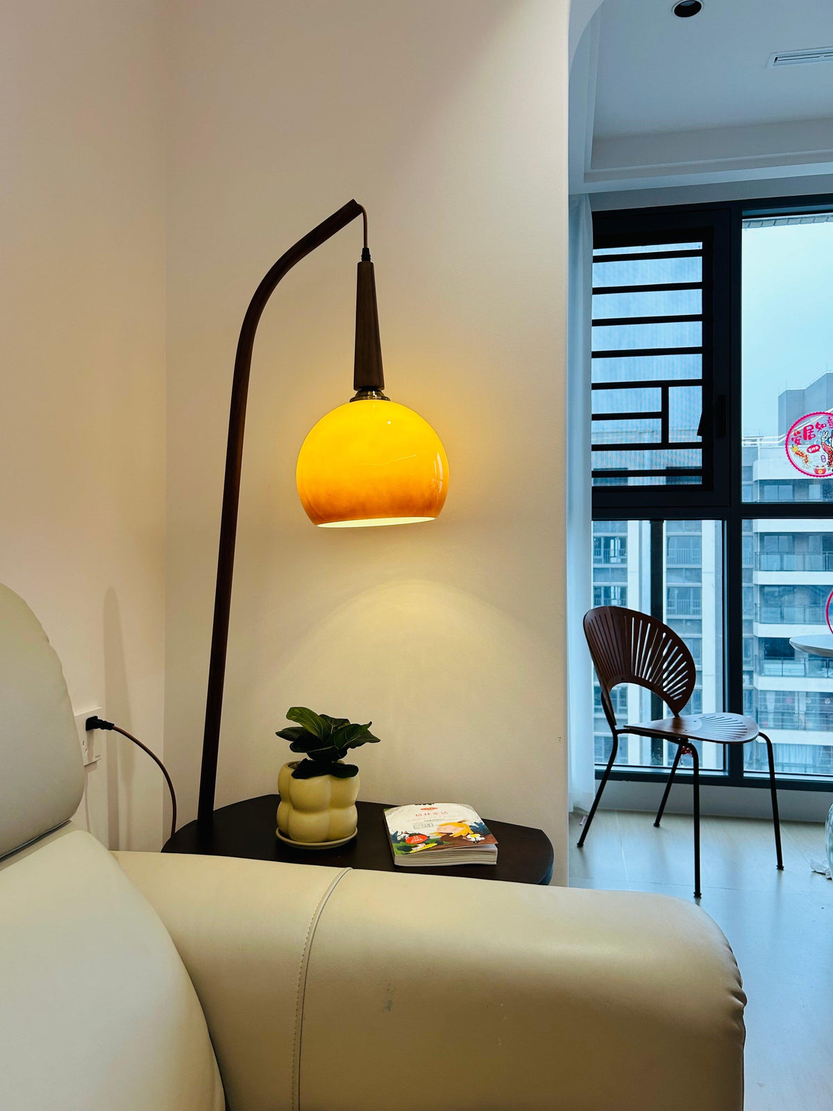 Fior Moderne vloerlamp van walnoothout
