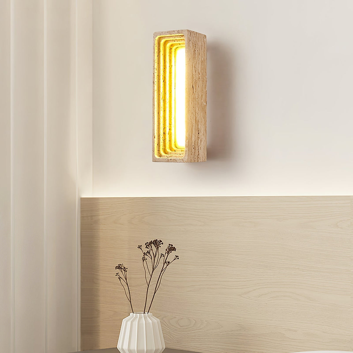 Atheila wandlamp in Geel travertin