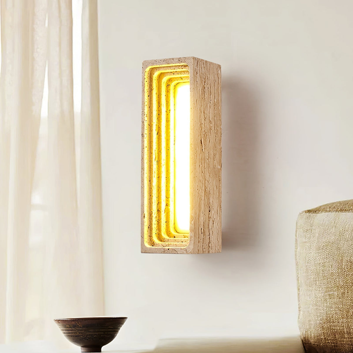 Atheila wandlamp in Geel travertin