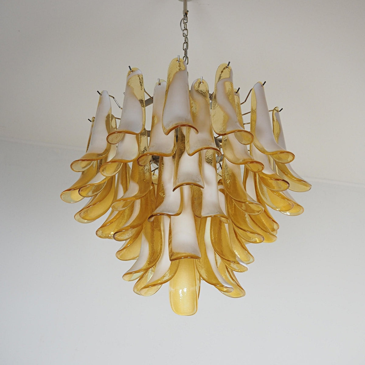 Velelian kroonluchter met gelaagde amber Murano-glas bloemblaadjes