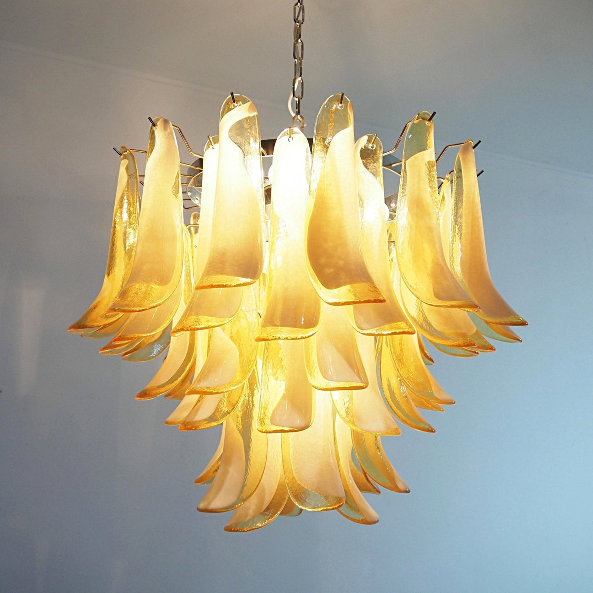 Velelian kroonluchter met gelaagde amber Murano-glas bloemblaadjes