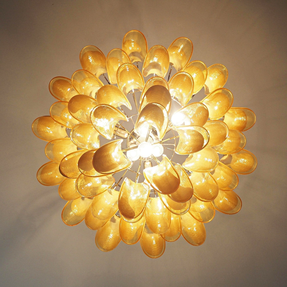 Velelian kroonluchter met gelaagde amber Murano-glas bloemblaadjes