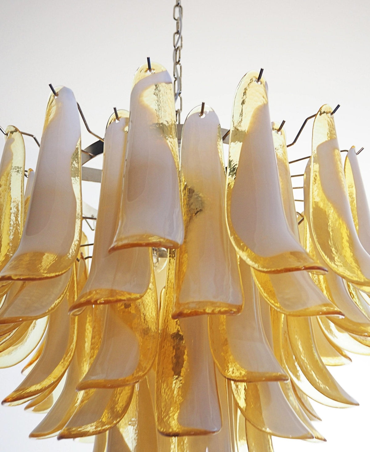 Velelian kroonluchter met gelaagde amber Murano-glas bloemblaadjes