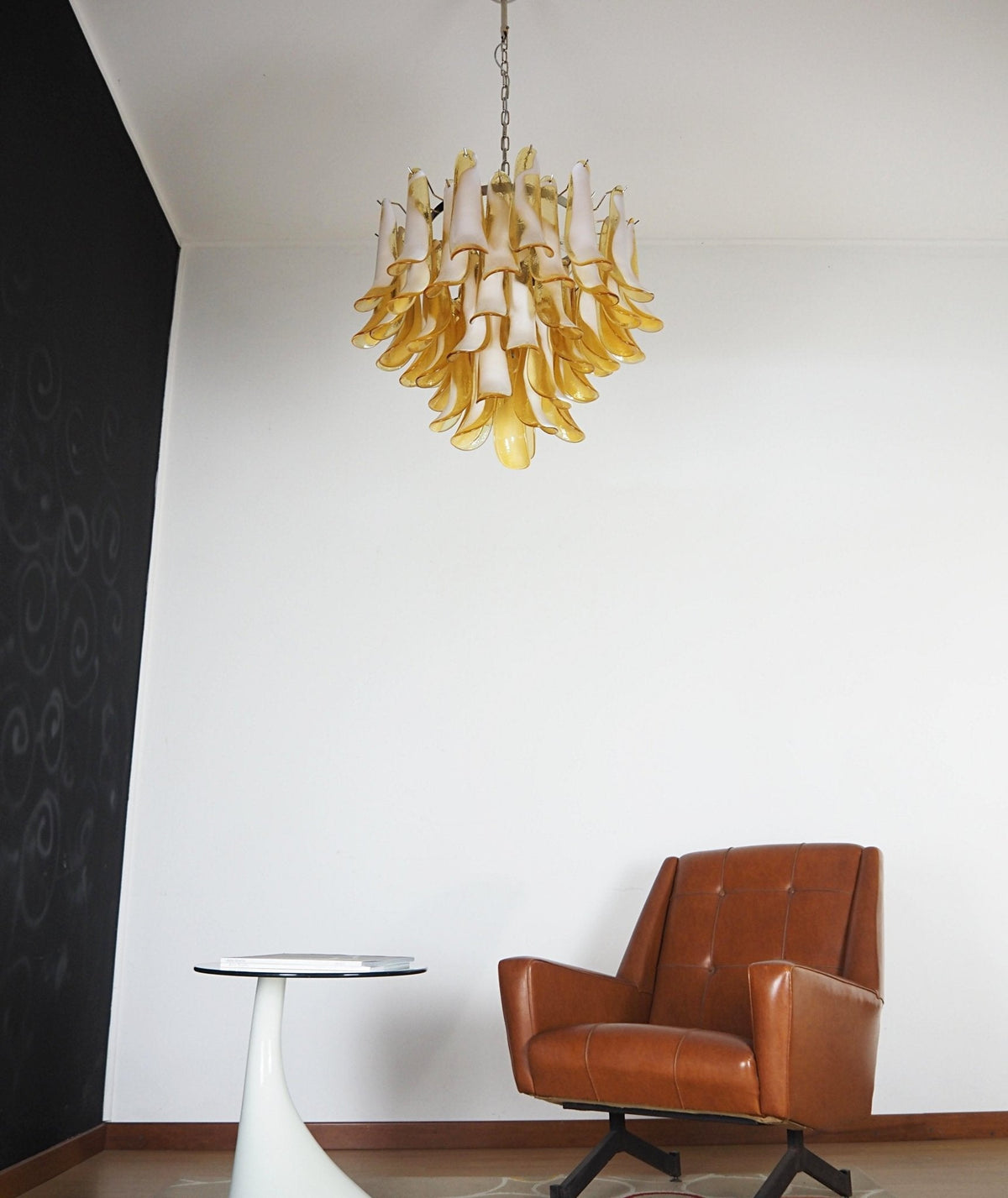 Velelian kroonluchter met gelaagde amber Murano-glas bloemblaadjes