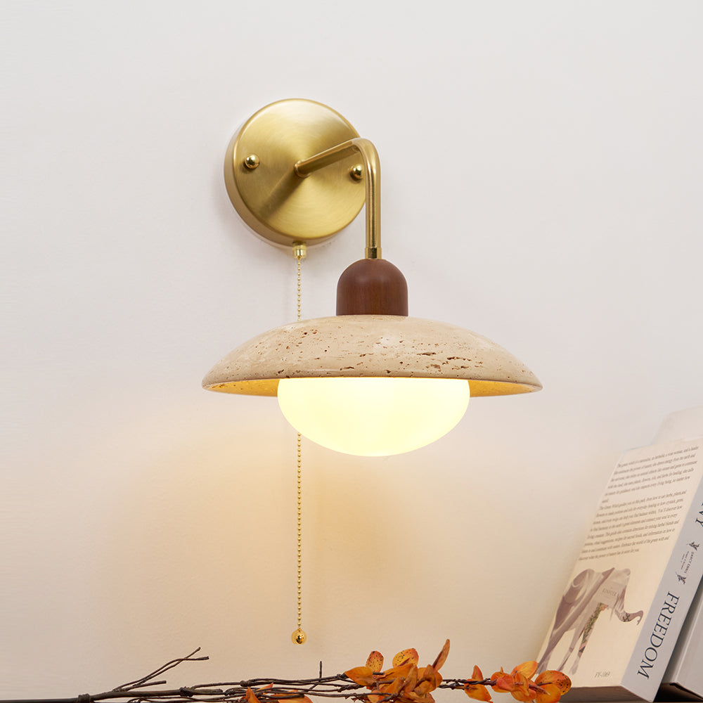Leto wandlamp van travertin met goudkleurige afwerking en walnoot
