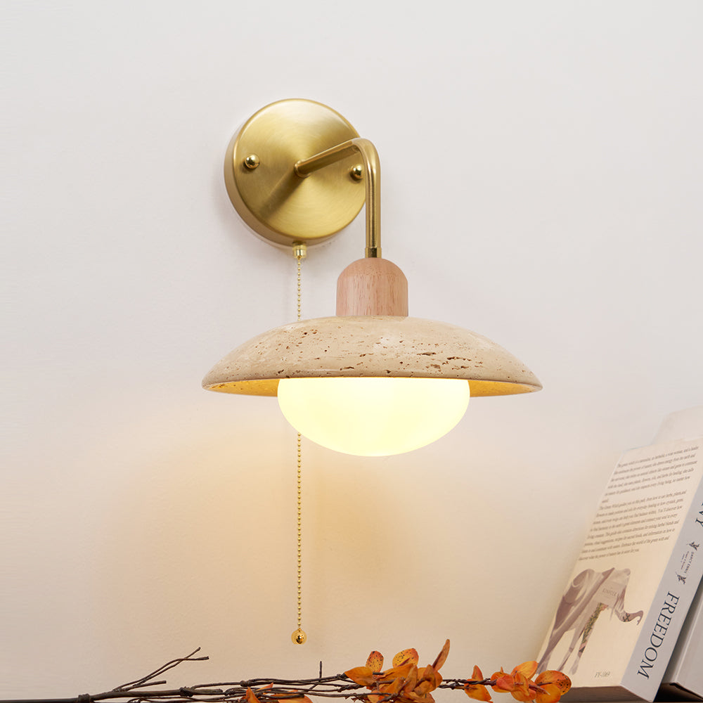 Leto wandlamp van travertin met goudkleurige afwerking en walnoot