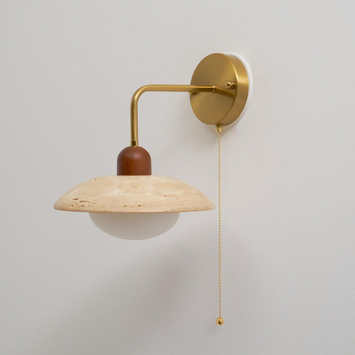 Leto wandlamp van travertin met goudkleurige afwerking en walnoot