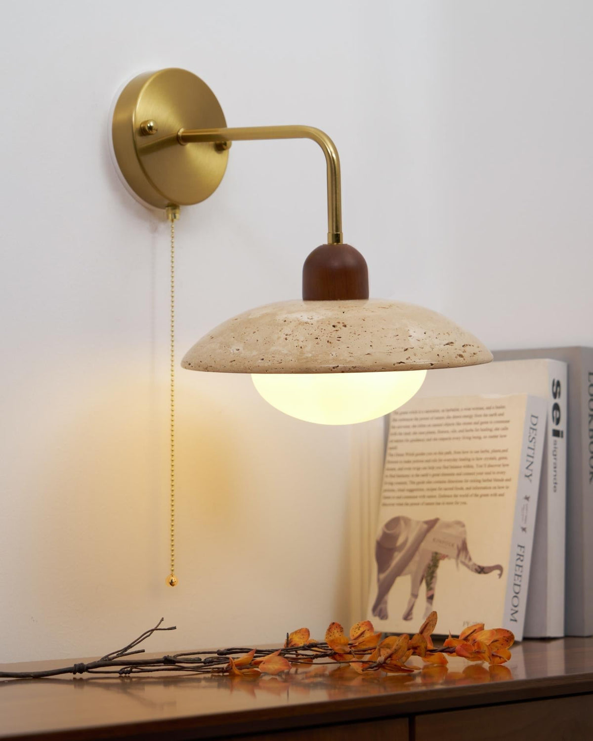 Leto wandlamp van travertin met goudkleurige afwerking en walnoot