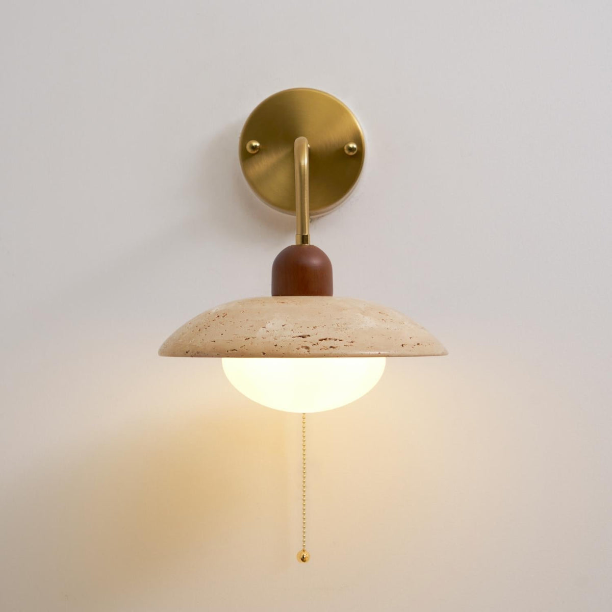 Leto wandlamp van travertin met goudkleurige afwerking en walnoot