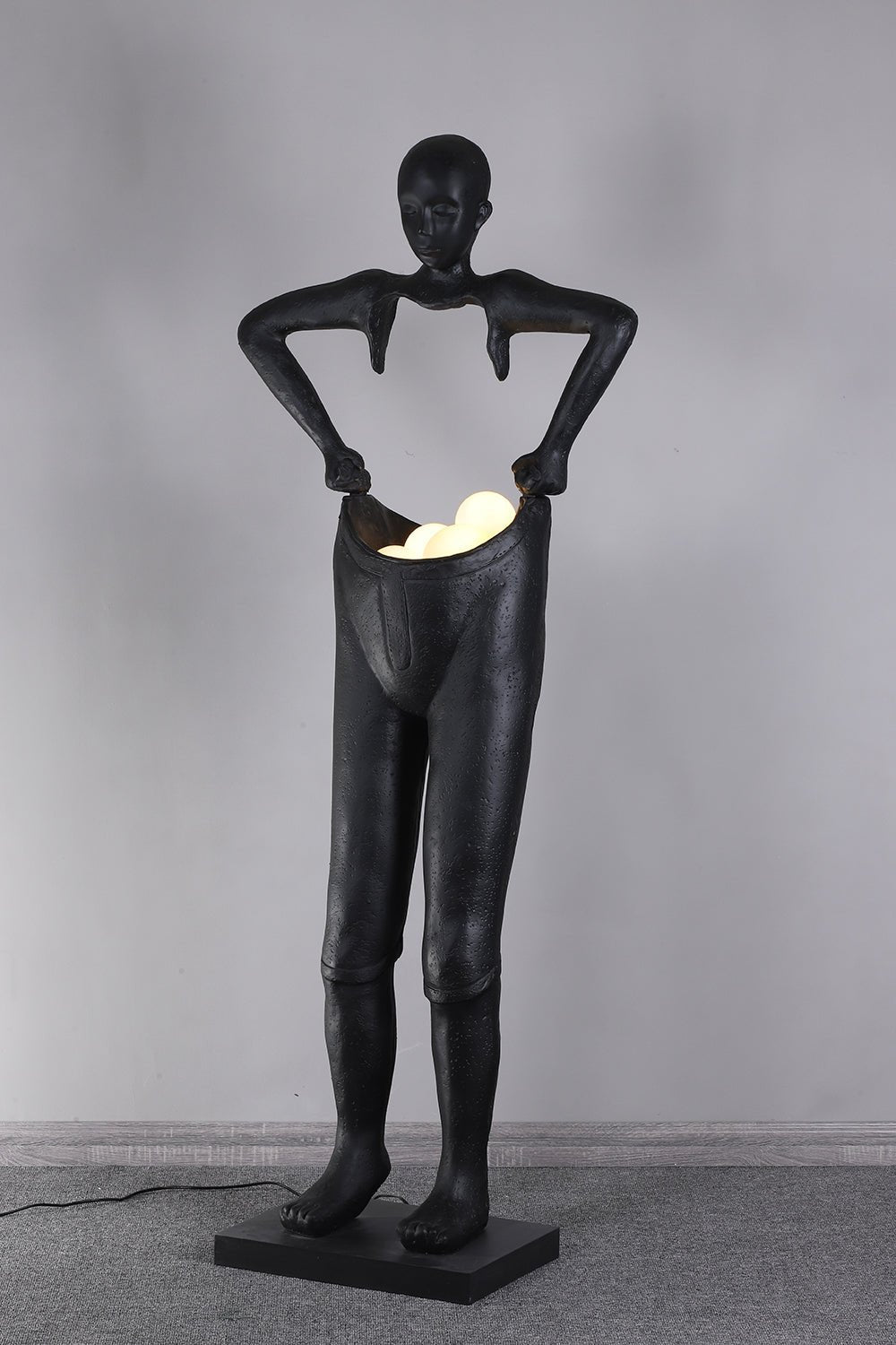Vamiryra sculpturale vloerlamp in zwart