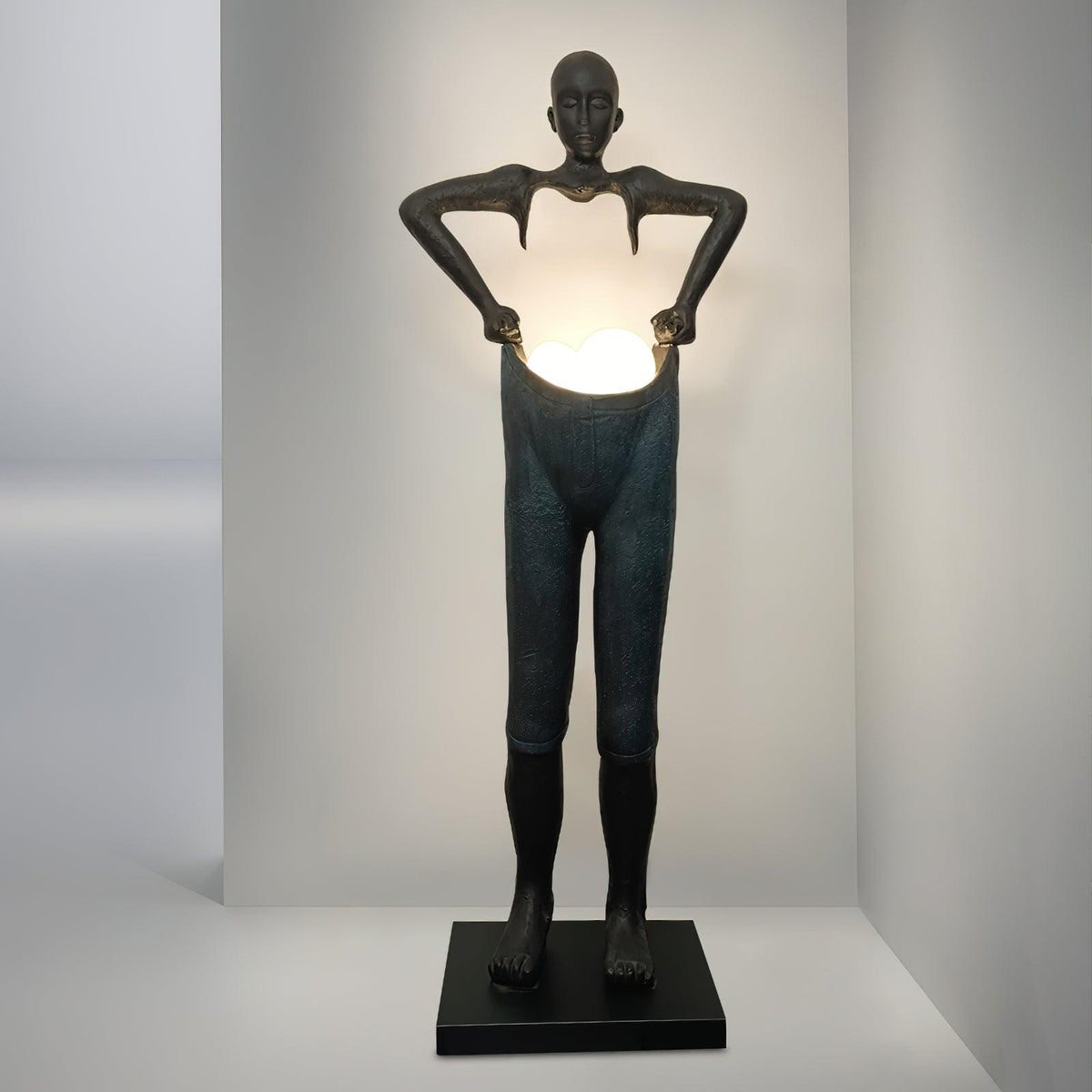 Vamiryra sculpturale vloerlamp in zwart
