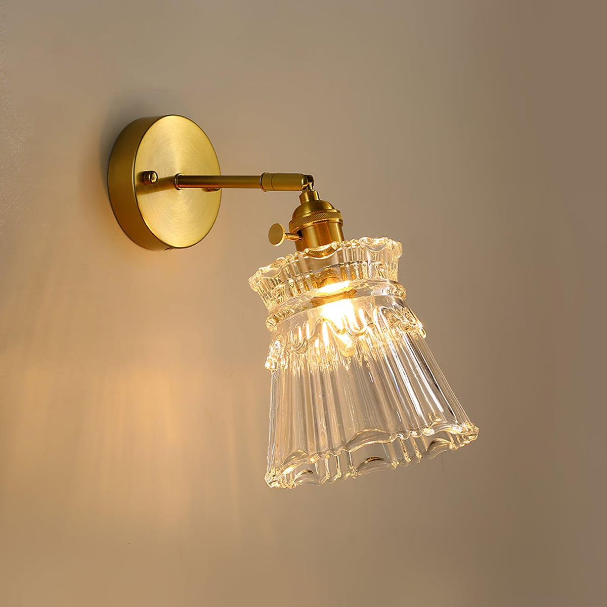 Foski wandlamp met uitlopend kristallen kap in klassieke stijl