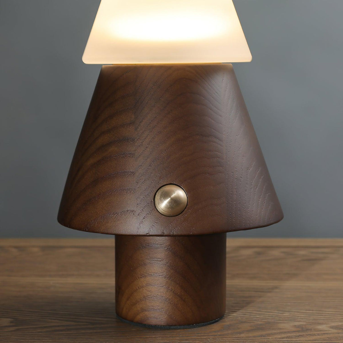 Elveette moderne tafellamp van walnoot