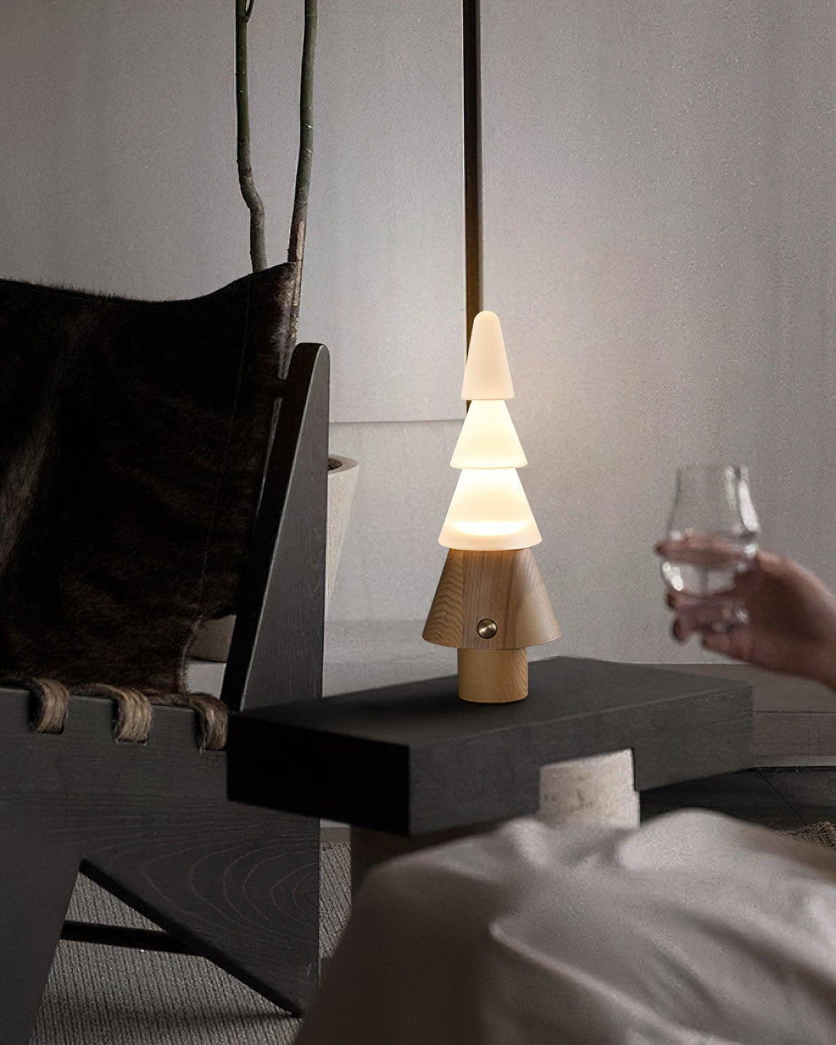 Elveette moderne tafellamp van walnoot