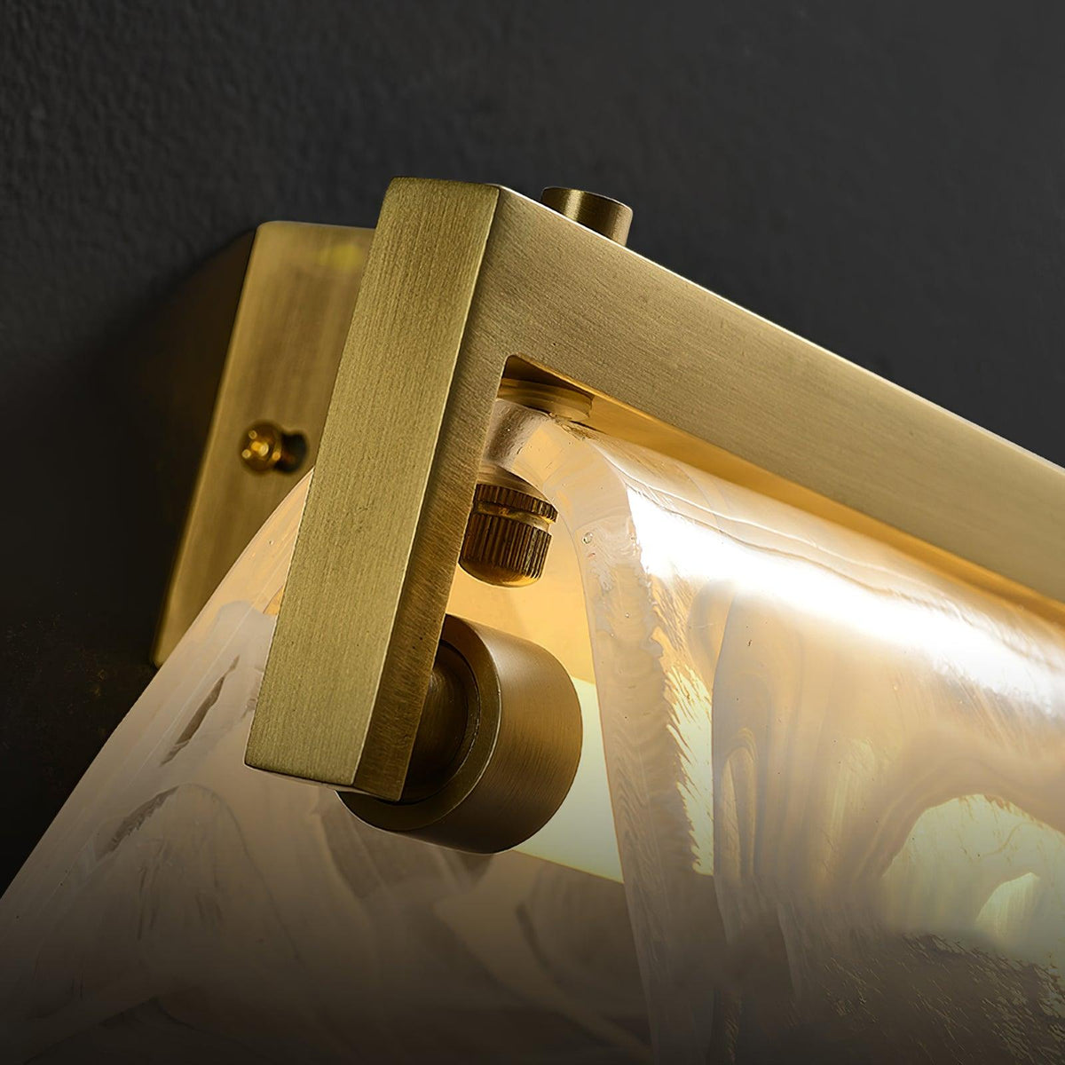 Dir wandlamp van messing met glas in Noordse kunst Cloud Fog stijl