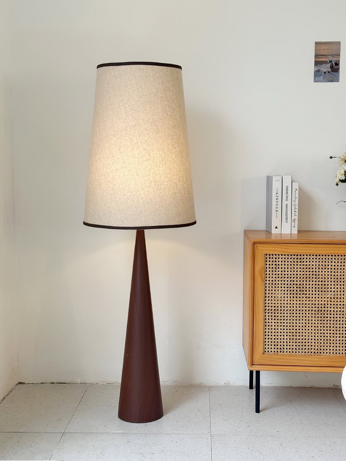 ConeLite Minimalistische vloerlamp van walnoothoutkorrelafwerking