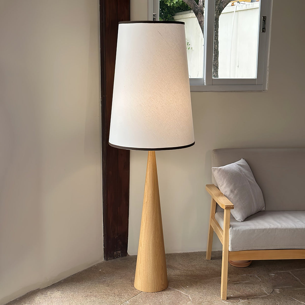 ConeLite Minimalistische vloerlamp van walnoothoutkorrelafwerking