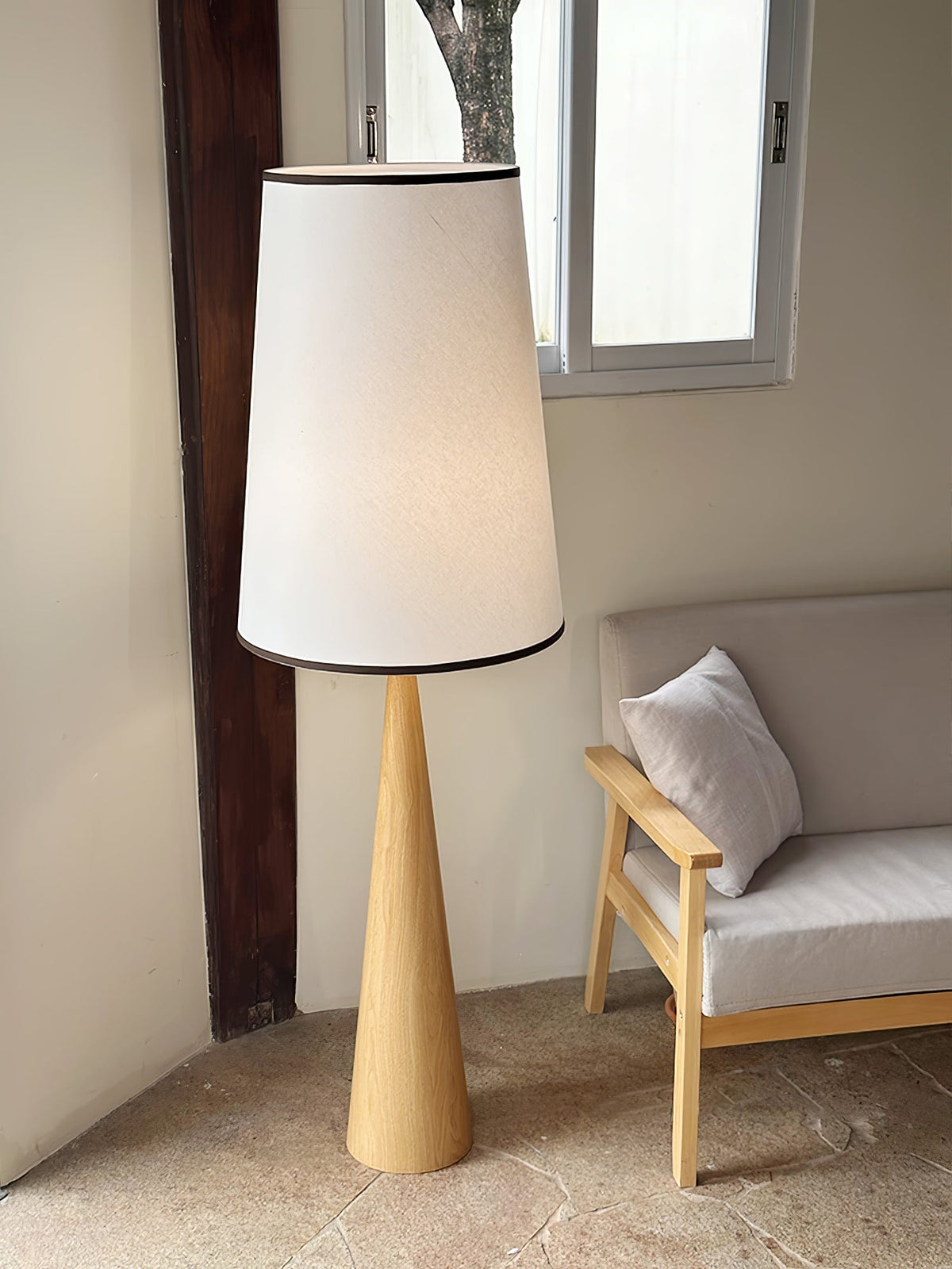 ConeLite Minimalistische vloerlamp van walnoothoutkorrelafwerking
