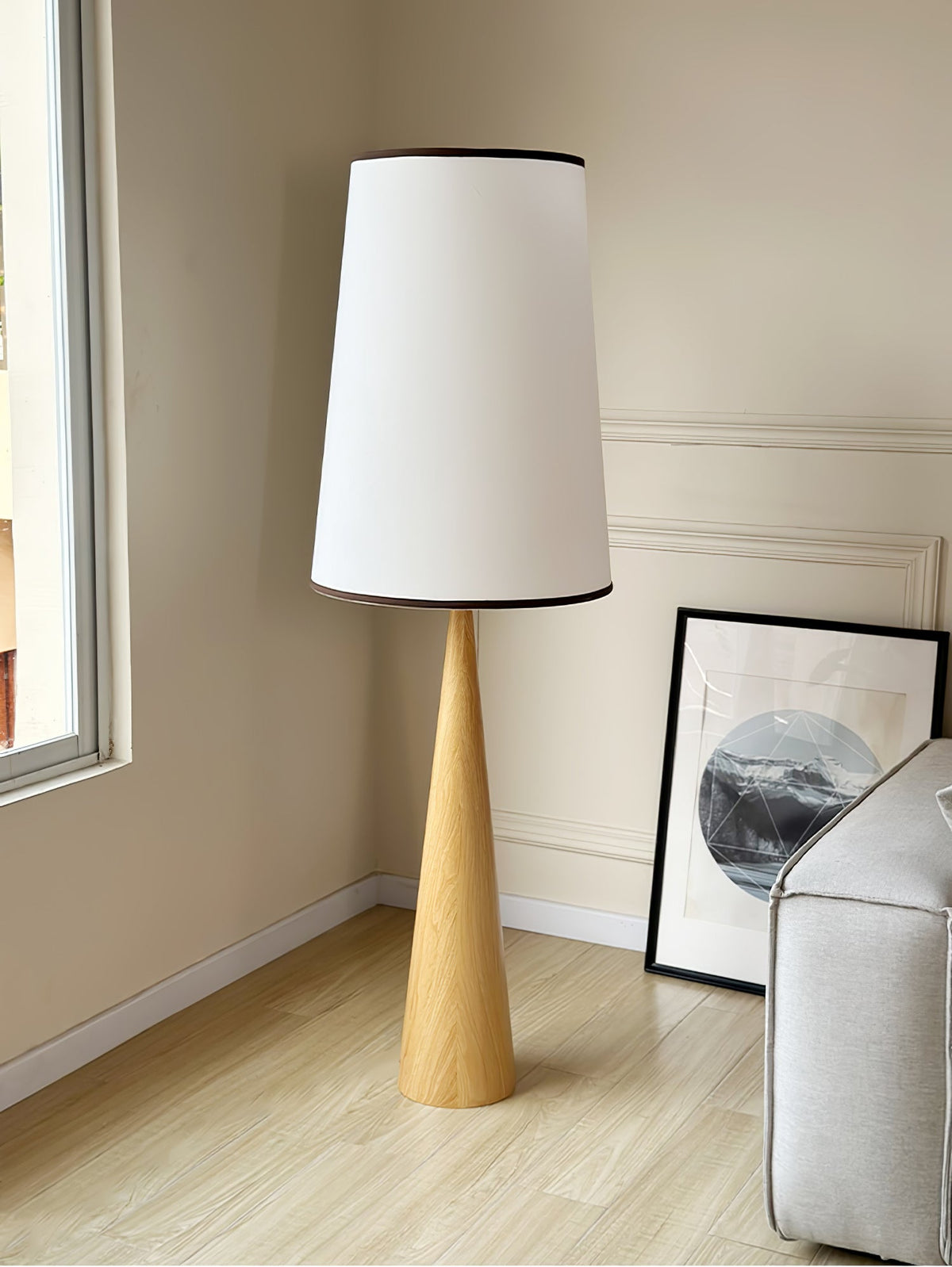 ConeLite Minimalistische vloerlamp van walnoothoutkorrelafwerking