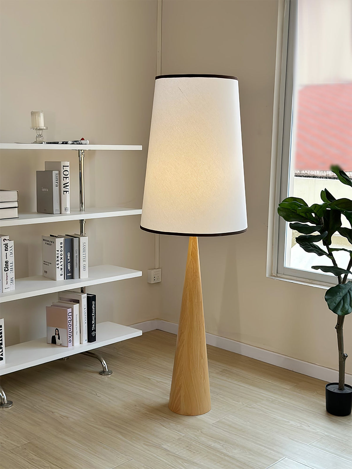 ConeLite Minimalistische vloerlamp van walnoothoutkorrelafwerking