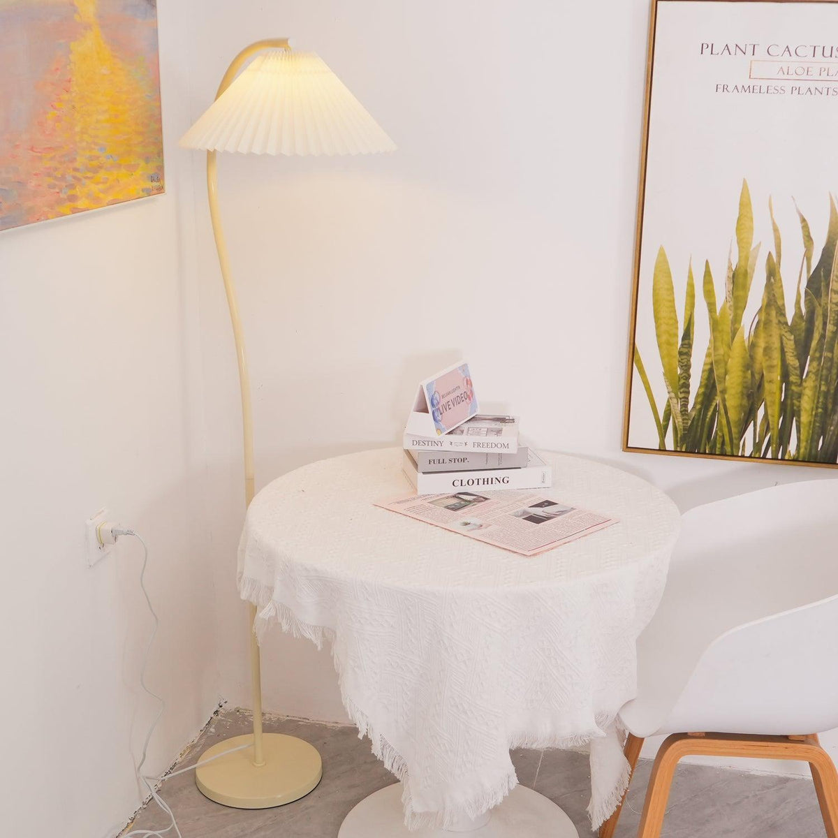 Fyrel minimalistisch vloerlamp van textiel in crème en lichtgeel