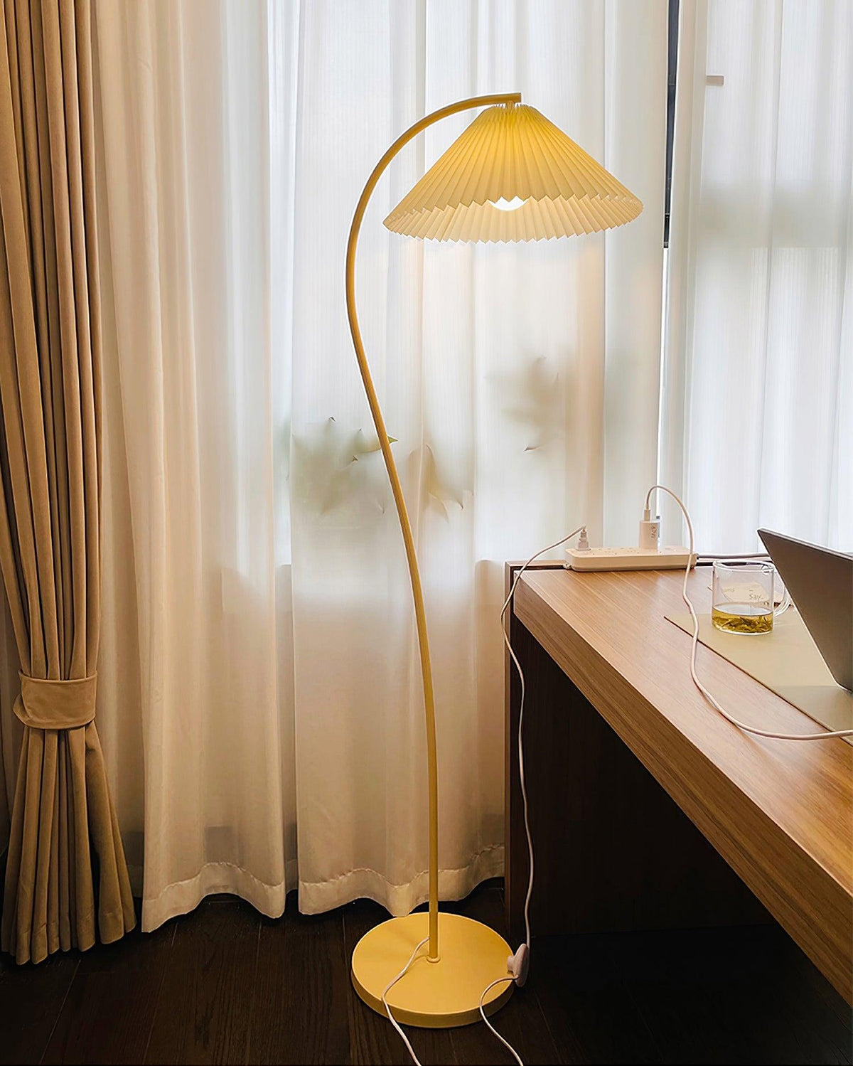 Fyrel minimalistisch vloerlamp van textiel in crème en lichtgeel
