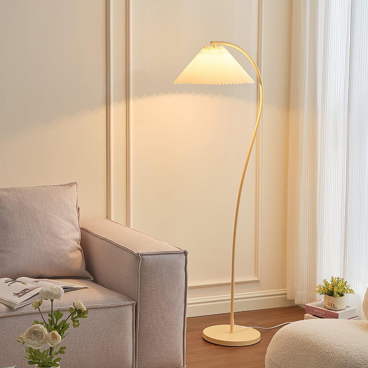 Fyrel minimalistisch vloerlamp van textiel in crème en lichtgeel