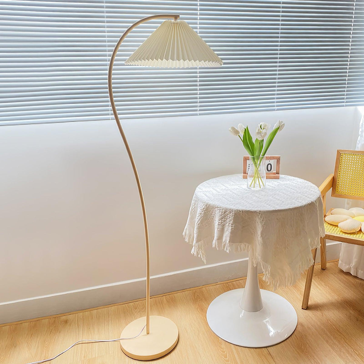Fyrel minimalistisch vloerlamp van textiel in crème en lichtgeel