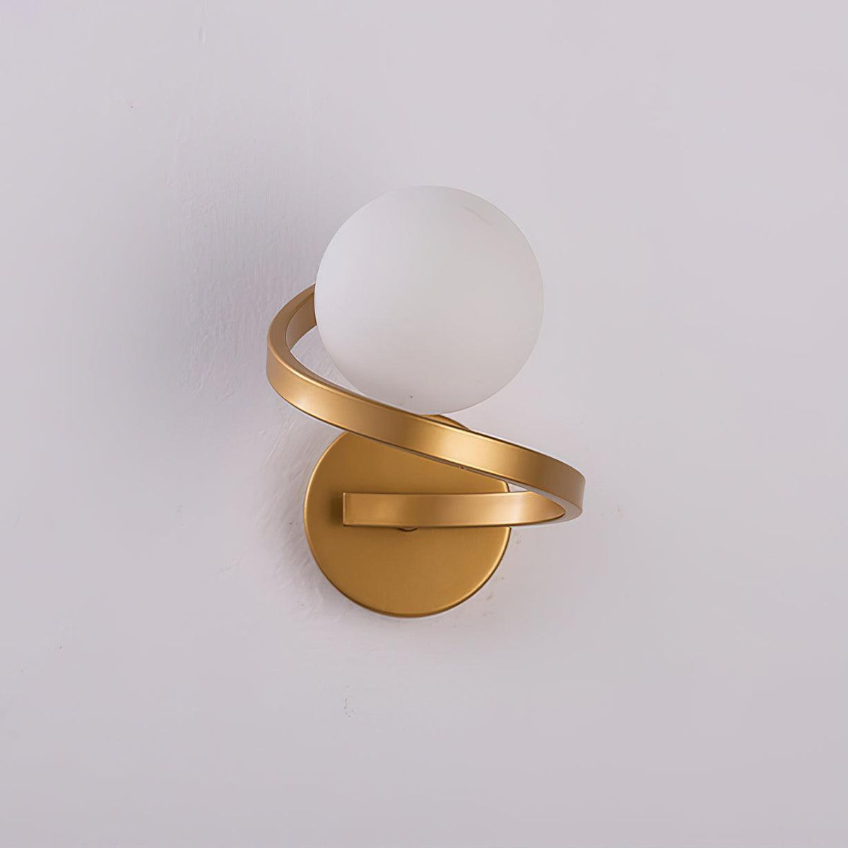 Yvian gebogen moderne minimalistische messing glas wandlamp