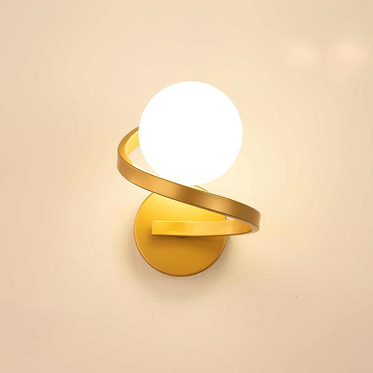 Yvian gebogen moderne minimalistische messing glas wandlamp