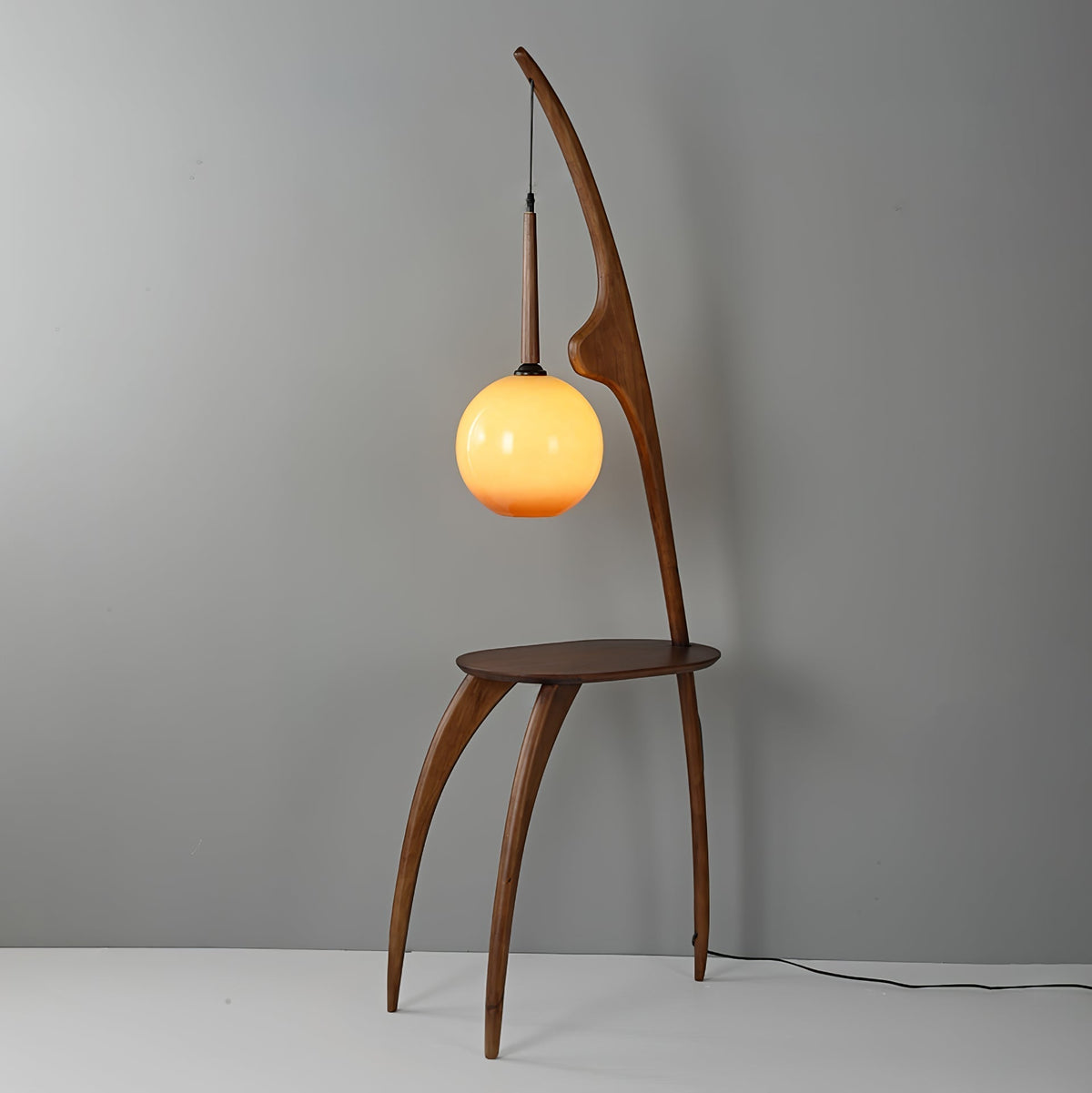 Selisora vloerlamp met gebogen mantisarm in walnootkleur