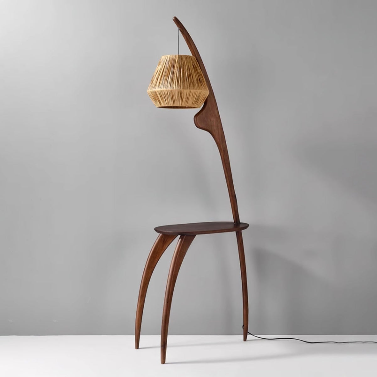 Selisora vloerlamp met gebogen mantisarm in walnootkleur
